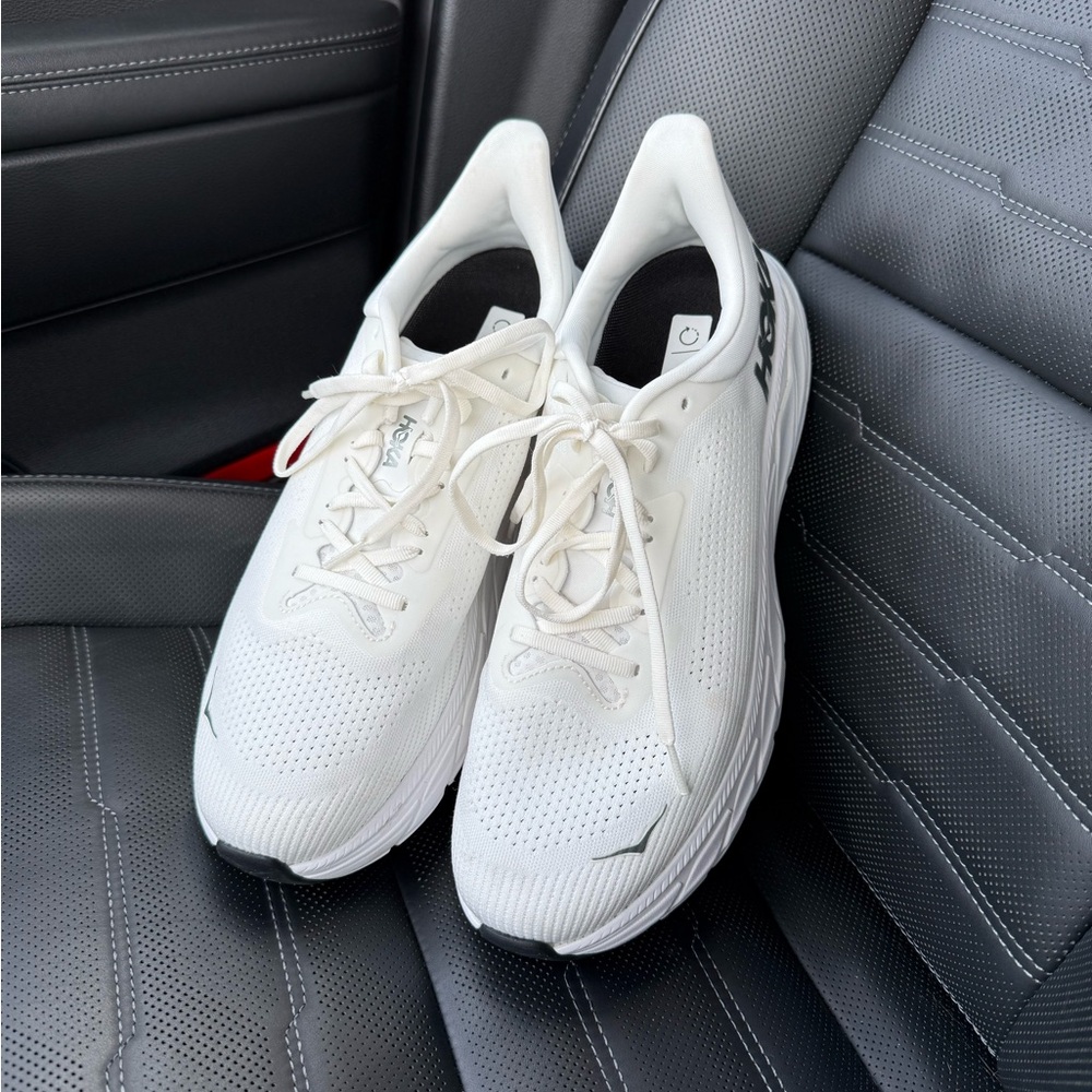 Hoka One Arahi 7 Women’s White Athletic Shoes